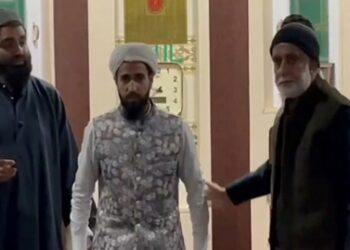 Mosque committee in Kashmir gifts Umrah package to Imam for recitation of Quran during Ramzan