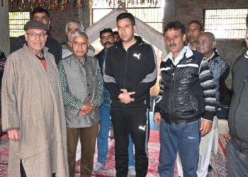 DC Kulgam visits Chawalgam