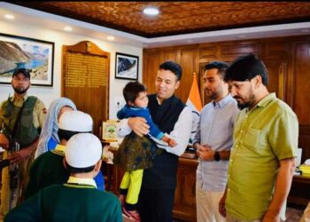 DC Kulgam distributes Rs 16.15 lac among dependents/ legal heirs of 08 deceased construction workers at Kulgam