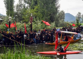 9th Muharram procession taken out in Shikaras in Dal Lake