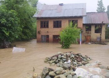 Flash floods caused by cloudburst creates panic in Kulgam villages