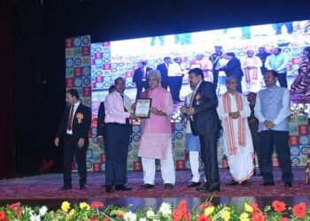 LG felicitates outstanding teachers for their admirable initiatives in school education at Jammu