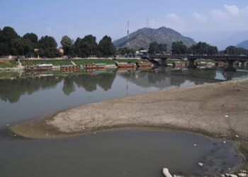 Amid heat wave, prolonged dry spell reduces water level in Jhelum, other tributaries