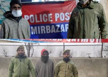 Two drug peddlers held in Kulgam, contraband substances also recovered from their possession