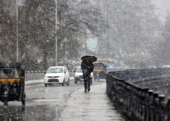 Rains, snow continue in Kashmir; Gulmarg receives 16 inches of snowfall