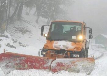 Snow clearance operations going on in full swing at Kulgam