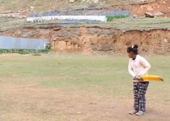 Eight-year-old Sopore girl captivates internet with cricket skills