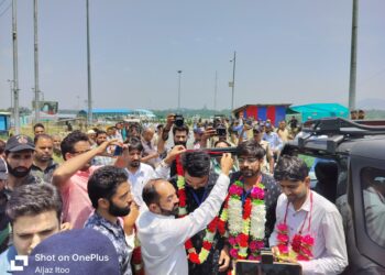 Amarnath Yatra begins, first batch of 4603 pilgrims reaches Qazigund gets warm welcome from locals, administration