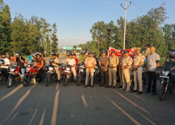 Kulgam Police distributes Helmets among bikers under CAP