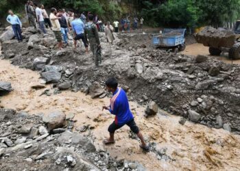 Flash floods wreak havoc in Ganderbal’s Kangan Subdivision