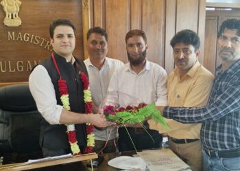 Delegation of Volunteers of education department meets DC Kulgam, discussed the drug de-addiction awareness prog’s