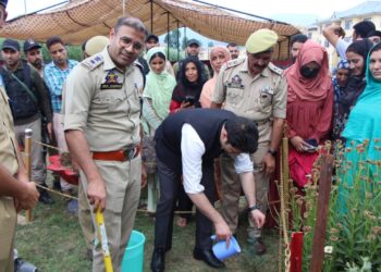 “Ek Paed Shaheed Kay Naam”: DC, SSP Kulgam Leads Plantation Drive in Honor of Martyrs at DPL Kulgam