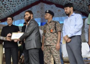 Volunteers of education department receives appreciation award on Independence day at DPL Kulgam for drug de-addiction awareness prog’s