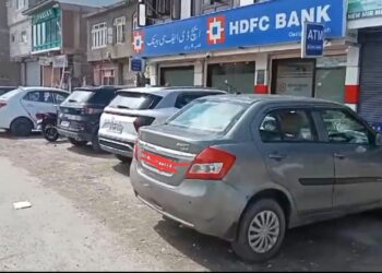 Illegal parking, encroachment of footpaths choke Qazigund market
