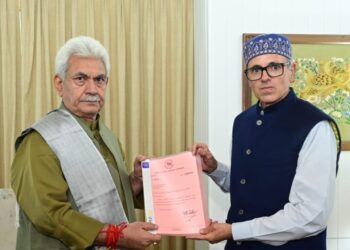 Omar meets LG Sinha at Raj Bhawan, stakes claim on Govt formation