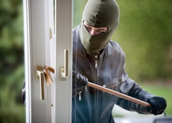 Burglars loot, gold cash worth 12 lakh from house in Vessu