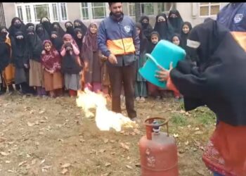 SDRF Kulgam Conducts Disaster Awareness Camp at Darsgah Tajweed Qur’an, Mondhole