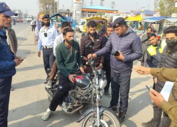 Massive crackdown against traffic violation in Qazigund