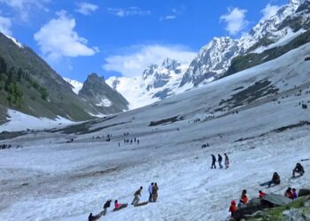 Snow blankets Sonamarg again, plains likely to receive season’s first snowfall