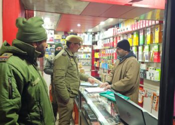 Kulgam Police conducts inspection of SIM Vendors to curb SIM misuse in Kulgam