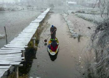 Sub-zero Temp in first night of Chilay Kalan freezes Wular Lake