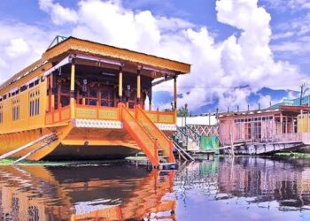 Houseboat owners expect rise in tourist influx ahead of Christmas, New Year
