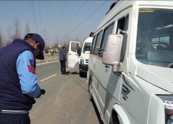Man gets Rs 5000 fine for using mobile phone while driving in Qazigund as Traffic Police tightens noose against traffic violations