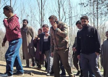 Congress district Prez Kulgam visits Chandian Pajan, meets nomad victims family, assured justice to the them