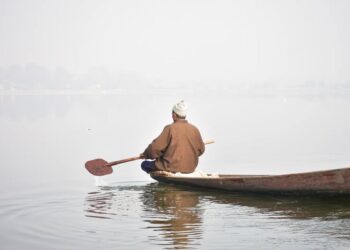 Tourism deptt issues fresh ‘safety guidelines’ for Shikara operators in Dal Lake