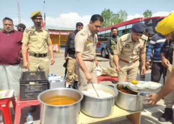 Amid road closure: Kulgam Police provides food packets to stranded passengers, Drivers in Qazigund