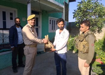 Kulgam Police visits families of Police martyrs at Nihama; distributes gift items, sweets to NoKs