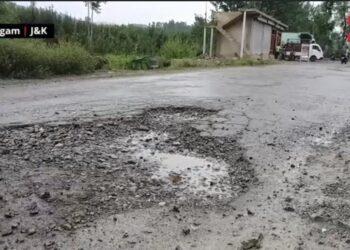 Chamgund—Kulgam road in shambles, locals rue apathy of authorities