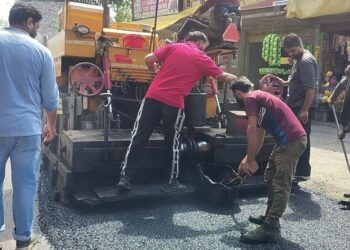 Renewal coat macadamisation work begins on Laroo–Munad road in Kulgam