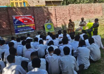 Kulgam Police takes stand against drug abuse with civic action programme in Qazigund