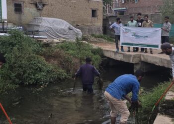 Kulgam Police organise cleanliness drive at Devsar