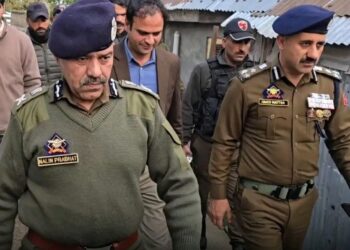 J-K Police chief Nalin Prabhat visits Kulgam, pays solemn tribute to martyred Policeman Arshid