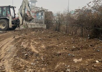 VOI News Impact: Garbage removed along Railway road in Qazigund, residents elated