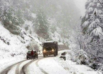 Higher reaches receive snowfall as temperatures rise across Kashmir
