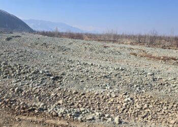 Kulgam’s Veshow Nallah, a key jhelum tributary, runs completely dry
