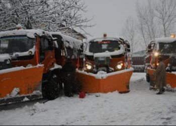 Snow clearance in full swing in Kulgam: 70% roads cleared: AEE MED