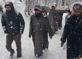 Kulgam police rendered helpline hand amid ongoing incessant snowfall and evacuates pregnant lady to hospital