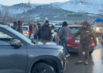SSP Kulgam Inspects NH44 in Qazigund, Ensures Traffic Management and Tourist Safety Amid Highway Closure