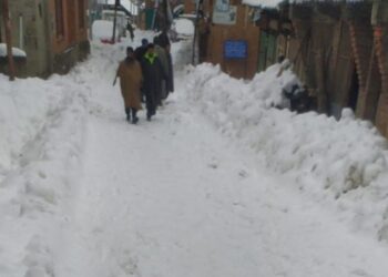 Several roads in Kulgam still draped with snow; Admin unmoved