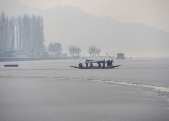 Kashmir: Cold wave prevails, Dal, Wular lakes freeze