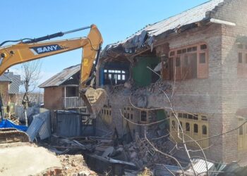 Anti-Encroachment Drive Along NH-444 in Kulgam: Illegal Structures, Including Residential House, Demolished