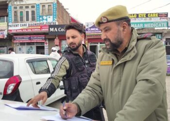 Kulgam Police Tighten Grip on Underage, Rash Driving in Qazigund; Multiple Challans Issued