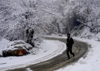 Snowfall, rain brings temperature drop in Kashmir, authorities close several roads