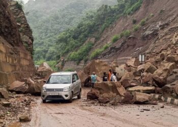 Uri Landslide Blocks Highway, Traffic Halted in Baramulla Sector
