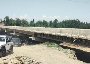 Brazloo Bridge project in Kulgam misses deadline, commuters face hardships