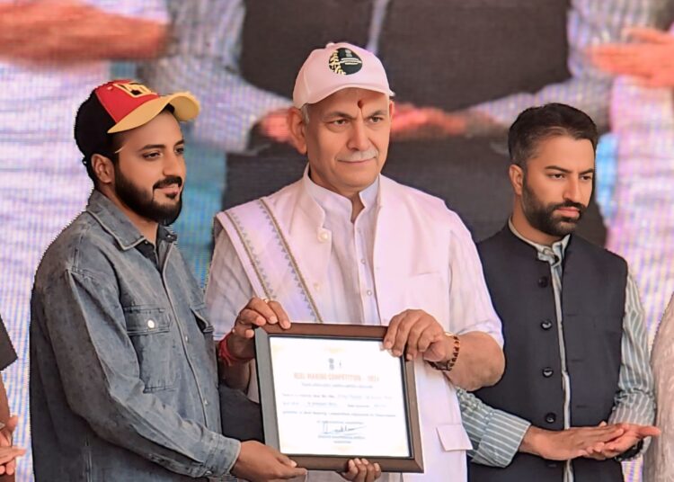LG Manoj Sinha Honours Asian Nama Editor-in-Chief Ehsaan Yousf at Mega Anti-Drug Padyatra in Ganderbal